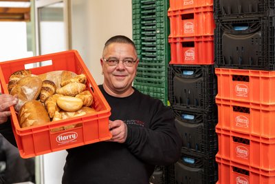 Markus Strobel mit gespendetem Backwerk bei der Plauener Tafel.