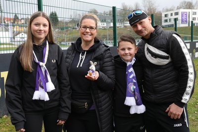 Stefanie und Maik Herberger gemeinsam mit ihren Kindern Ole und Lina.