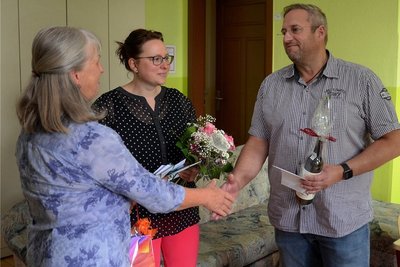 Energiemanagerin Doris Wildgrube (links) gratuliert Schulsekretärin Anja Luderer und Schulleiter Reimar Seifert zum errungenen Titel. Alle drei haben ihren Teil zum Gelingen des Projekts beigetragen.