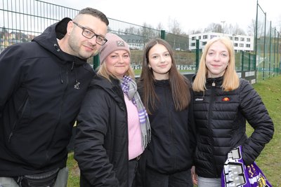Nicole und Rico Krause waren mit Tochter Maylin (rechts) und deren Freundin Luna Eberhart zum Spiel.