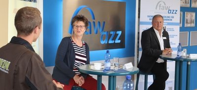 Azubi Franz Göbel (links) berichtet Sabine Zimmermann und Jens Geigner von seinen Erfahrungen. 