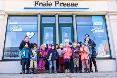 Ferienkinder aus dem Hort „Spielhaus" waren am Donnerstag für ein Medienprojekt zu Besuch bei der „Freien Presse" am Obermarkt in Freiberg.