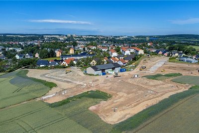 Blickrichtung Auerbacher Zentrum und Neubaugebiet: Zwischen Lindenallee und Schönheider Straße entsteht Platz für 40 Eigenheime. Die künftigen Straßenverläufe sind bereits erkennbar.