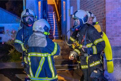 Unter schwerem Atemschutz rückte die Feuerwehr in das Haus in der Bahnhofstraße ein. 