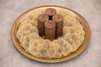 Hier sollte man lieber nicht all zu sehr blasen: Pusteblumen wurden für diesen Adventskranz verarbeitet.