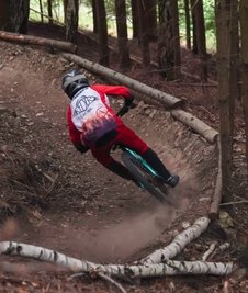 Unter anderem wurden mit Baumstämmen solche Anliegerkurven auf dem Trail angelegt.