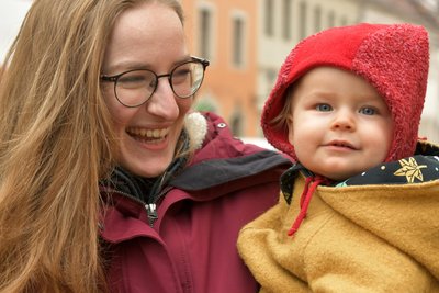 Lena Zimmermann und Tochter Nora (1) gehen gern in Freiberg spazieren.
