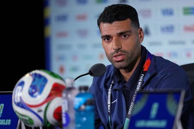 Irans Kapitän Taremi sprach vor dem Spiel gegen Neuseeland mit Journalisten auf einer Pressekonferenz.