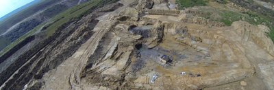 Die bandkeramischen Brunnen wurden im August im Abbaufeld Peres des Braunkohletagebaus Vereinigtes Schleenhain gefunden. Zwei der insgesamt neun neolithischen Artefakte wurden als Erdblock eingeschalt, um sie zur weiteren Untersuchung unter Laborbedingungen in eine Halle nach Großstolpen transportieren zu können.
