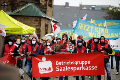 Es wurde auch für eine 39-Stunden-Arbeitswoche gestreikt. Diese hätten die Kollegen in den alten Bundesländern seit 30 Jahren. Im Osten müssten die Sparkassenbeschäftigten indes 40 Stunden pro Woche arbeiten.