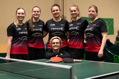 Das letzte Bundesliga-Team des BSC: Lara Neubert, Emilija Riliskyte, Franziska Lasch, Sophie Schädlich, Edina Toth (v. l.) und Trainerin Kristin Neubert (vorn).