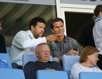 Auf der Tribüne unterhielten sich Ex-Nationalspieler Michael Ballack und Patrick Glöckner, Ex-Coach von Viktoria Köln.