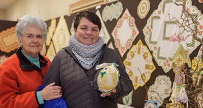 Die Hardanger-Frauen aus Geyer und Umgebung zeigen ab Samstag eine Ausstellung im Lotterhof. Im Bild: Anita Tegge (l.) und Sandy Neubert.