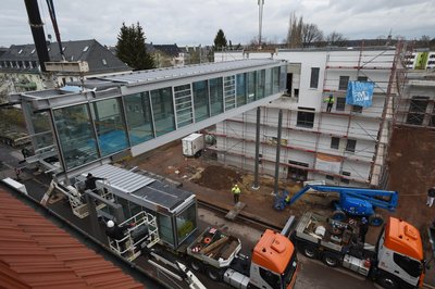 Der Verbindungsbau überspannt die Helmholtzstraße.