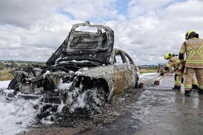 Das Fahrzeug brannte vollständig aus.