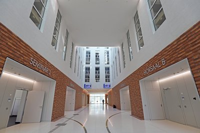 2023 wurde das Hörsaal- und Bibliothekszentrum der TUBAF eingeweiht. Für rund 40 Millionen Euro entstand ein Bibliotheks- und Hörsaalbau für die moderne Lehre. Rund 720.000 Bücher, 480 Lernplätze und zwei 350 Plätze-Hörsäle sind untergebracht.