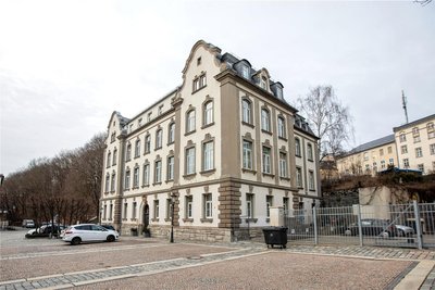 „Geklimpert“, wenn auch im übertragenen Sinn, hat es in diesem 1899/1900 erbauten Gebäude schon manchmal, etwa, weil es einst das Finanzamt war. In der DDR nannte es sich Haus der Massenorganisationen. Nach der Wende wurde es zur Musikschule und schließlich zum Vogtlandkonservatorium.