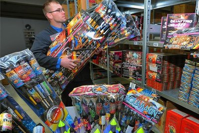 Silvesterfeuerwerk aus Freiberg hat sich immer gut verkauft. Doch zum Jahreswechsel 2020/21 fiel das Geschäft praktisch ins Wasser. Schuld waren die Coronaregeln. Hersteller Weco will nun offenbar sein Freiberger Werk schließen, um Kosten zu sparen. 