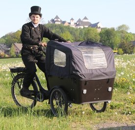Schornsteinfeger Paul Rosner ist mit einem Elektro-Lastenfahrrad rund um Augustusburg unterwegs. 