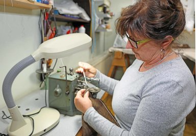 Ute Förster hat in der hauseigenen Werkstatt viel zu tun.