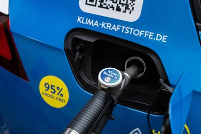 Synthetischer Kraftstoff an der Zapfsäule: In Kirchweyhe bei Bremen kann man Klima-Benzin aus Sachsen tanken.