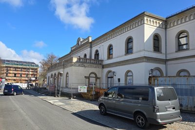 Vor dem Eingang des neuen Bahnhofrestaurants ist der Stellplatz für den Carsharing-Bus geplant.