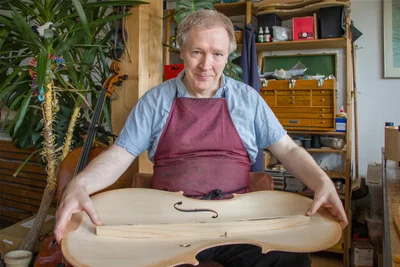 In seiner Werkstatt baut und restauriert Jean Severin Geigen, Bratschen und Celli.