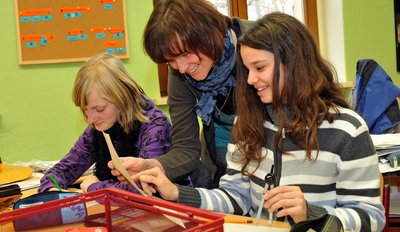 
              <p class="artikelinhalt">Private Schule heißt: kein Streik. Auch am Mittwoch ist am Futurum Vogtland in Mylau Schule angesagt. Cynthia Hertwig, Lehrerin Ute Klaumüntzner und Berenike Baron am Montag im Unterricht. </p>
            