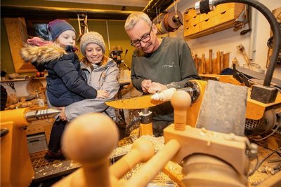 In der Holzwerkstatt der Handwerkerhöfe formt Steffen Laudel aus Fichtenholz ein Bäumchen für Celina (5) und Isabel Sipply. 