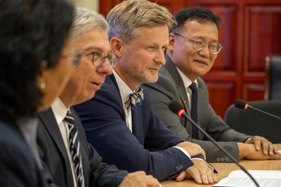 Unter Rektor Klaus-Dieter Barbknecht (li.) wurden Kontaktbüros in Mittelasien eröffnet (Bild mit dem sächsischen Wissenschaftsstaatssekretär Andreas Handschuh und dem Rektor der Mongolischen Universität für Wissenschaften und Technologie (MUST), Namnan Tumurpurev.
