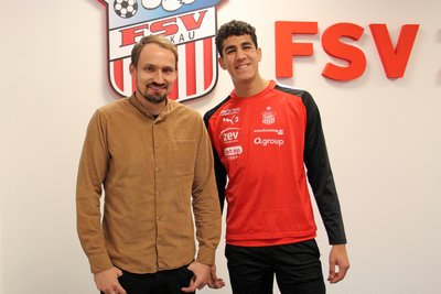 Der 20-jährige Nico Carrera verstärkt ab sofort den Abwehrverbund des Fußball-Drittligisten FSV Zwickau.