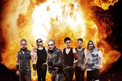 Die Band Feuerengel hat sich mit Haut und Haar, Flammenwerfer und Funkenregen ihrem Vorbild Rammstein verschrieben. Am 9. August ist sie in Schneeberg.