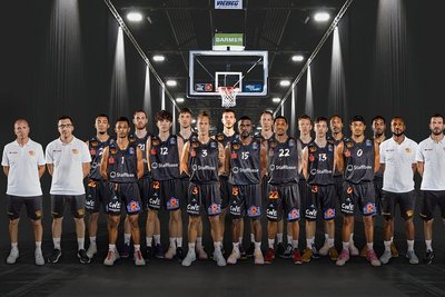 Mannschaftsfoto vor der Bundesligasaison 2021/2022: die Mannschaft und das Trainerteam der Niners Chemnitz in professionelles Licht gerückt und mit moderner Technik schick gemacht. 