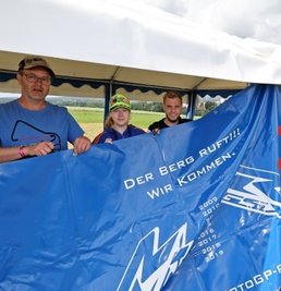 Familie Rossel waren die ersten beim Zeltaufbau. Das bisschen Wind störte sie am Montag nicht.