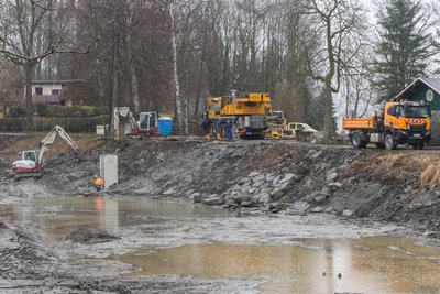 Der Schönfelder Weberteich wird entschlammt. Weitere Arbeiten sollen später folgen.