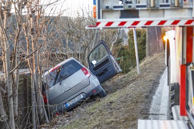 Das Fahrzeug kam von der Straße ab und fuhr gegen einen Schuppen.