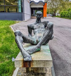 Die Bronzeplastik "Liegender" von Erika Harbort in Chemnitz-Gablenz.