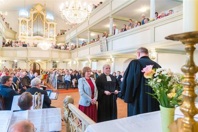 Superintendent Rainer Findeisen verabschiedet Pfarrer Stephan Klotz mit dessen Frau Christine (v. r.).