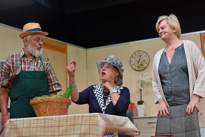Stephan Volte, Angelika Sumerer und Rita Michalski (v. l.)begutachten eine exotische Kartoffel.