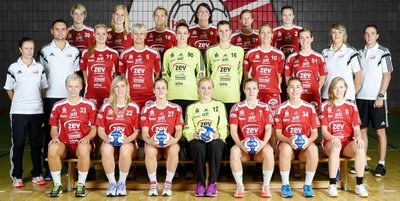 Aufgebot des BSV Sachsen Zwickau für die Saison 2015/16. Hintere Reihe (v. l.): Stefanie Pruß (Kapitän), Alisa Pester, Stefanie Hopp, Theresa Loll, Annika List, Josephine Hessel. Mittlere Reihe: Kristin Seeber, Michael Demmrich (Physiotherapeuten), Nicole Lederer, Petra Starcek, Magdalena Neagoe, Juliane Klimiuk, Daiva Aleksandraviciute, Christina Zuber, Corina Cupcea (Co-Trainerin), Karsten Knöfler (Trainer). Vorn: Christin Conrad, Silvia Sajbidor, Jenny Choinowski, Aleksandra Baranowska, Josepha Kallenberg, Laura Majer, Fabienne Kracht.