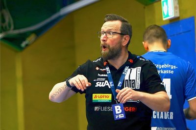 2022: EHV-Trainer Stephan Just, der den zurückgetretenen Kirsten Weber ersetzte, gestikuliert am Rande des Spielfeldes. Am kommenden Sonntag empfängt seine Mannschaft um 17 Uhr den SC Empor Rostock.