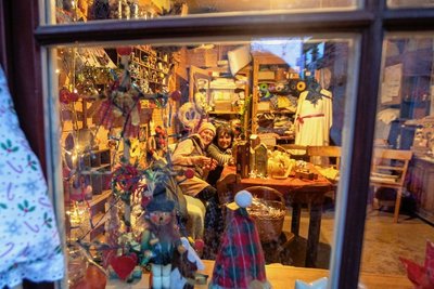 Wer sich am Fenster der Weberhäuser die Nase platt drückte, erspähte die heimelige Stube mit Yvonne Klemt (links) und Mandy Ziegner. 