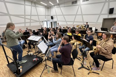Konzertprobe des Sinfonischen Blasorchesters unter Leitung von Stadtmusikdirektorin Janice Stand (l.) in der Jugendkunstschule.