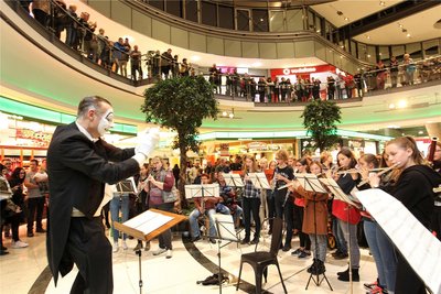 Ein „Außer-Haus-Termin“ von Konservatoriumsschülern in der Plauener Stadt-Galerie: Die Musikschüler veranstalteten 2018 einen Flasmob. Jörg Leitz (links) dirigiert.