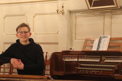 Arno Kempe aus Hohenfichte übt täglich bis zu 60 Minuten Orgel- oder Klaviermusik.