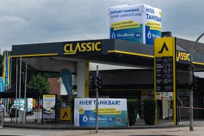 An dieser Tankstelle in Kirchweyhe in Niedersachsen gibt es das Klima-Benzin - für 2,299 Euro pro Liter.