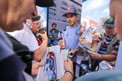 Alex Marquez schreibt Autogramme im Fahrerlager.