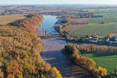 Ein seltenes Schauspiel: Der Vorstau der Koberbachtalsperre ist seit einigen Wochen ohne Wasser. 