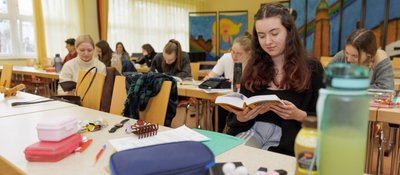 Zu den Abiturienten zählt auch Anja Meißner, die am Landkreisgymnasium "St. Annen" in Annaberg-BuchholzDeutsch und Englisch als Leistungskurs belegt. Nach ihrer Prüfung am Mittwoch hatte sie ein gutes Gefühl. "Von den Aufgaben her hätte es schlimmer kommen können", sagte sie. Als Glücksbringer brachte Anja Meißnereinen kleinen Plüschhasen mit, den sie von ihrer Mutter geschenkt bekommen hatte. Dieser bescherte ihr auch schon bei den Vorprüfungen Glück. Die Abiturientin will nach dem Abschluss mit einem Freiwilligen Sozialen Jahr in die Berufswelt starten. 