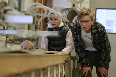 Ein Screenshot aus dem Film „360 Grad Klangwelt". Der Hohenfichtener Arno Kempe ist rechts zu sehen.